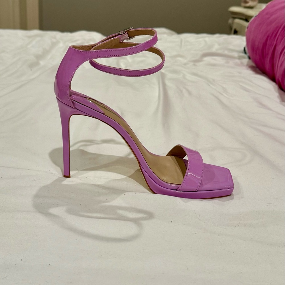 Gorgeous NEVER WORN Antonio Melani Lavender Strappy Heels
